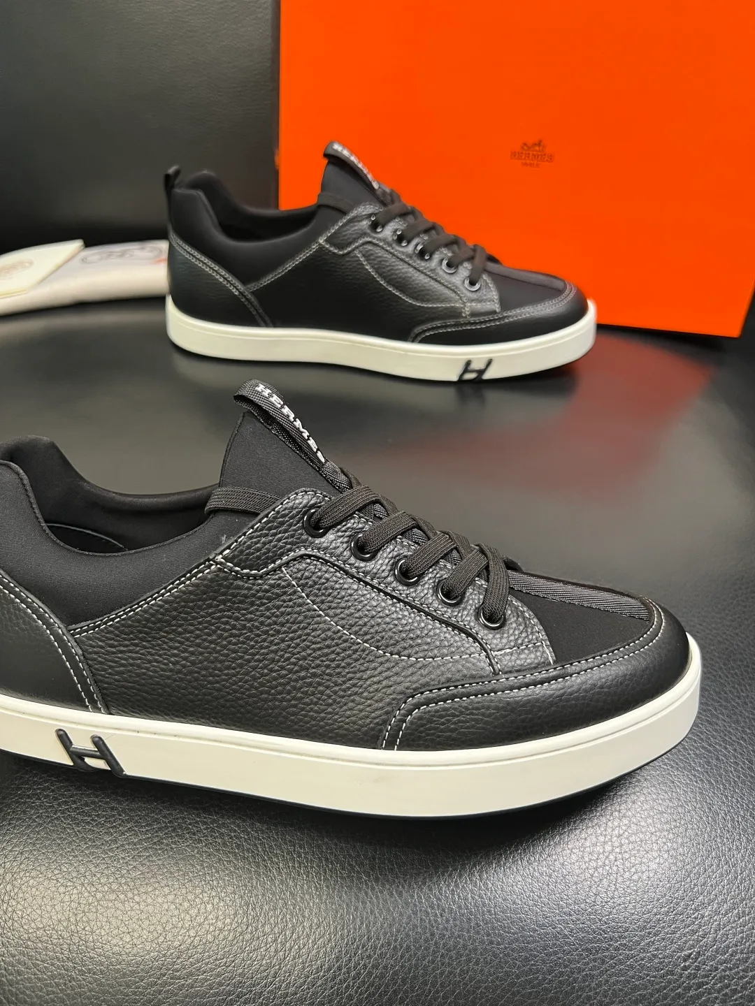 Men's shoes 💰700 Hermes High-quality top crafts Hermes counters are selling simultaneously with original factory configuration, original cowhide fabric imported from Italy, high-quality splicing technology, fully imported water-dyed cowhide lining, soles: original soles specially provided by the original factory are super comfortable, original factory and single goods are welcome to compare, code number 38-44 (customized 45)